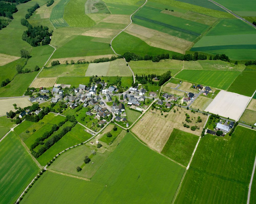 Luftaufnahme Kludenbach - Dorfkern am Feldrand in Kludenbach im Bundesland Rheinland-Pfalz, Deutschland