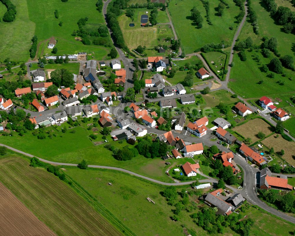 Kölzenhain aus der Vogelperspektive: Dorfkern am Feldrand in Kölzenhain im Bundesland Hessen, Deutschland