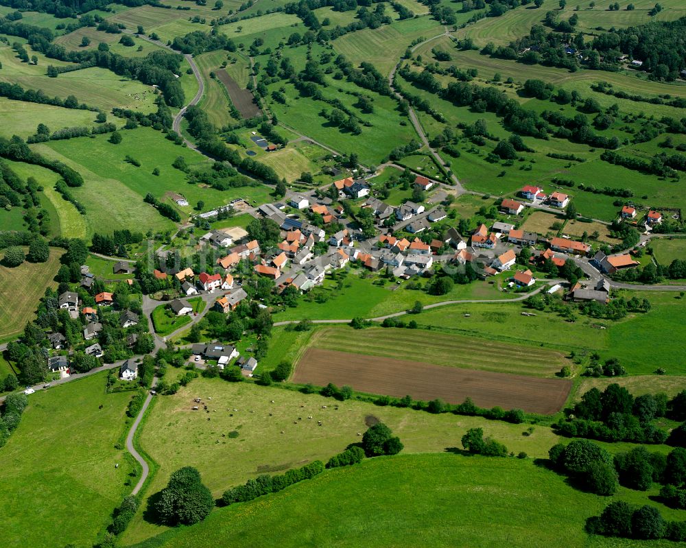 Luftaufnahme Kölzenhain - Dorfkern am Feldrand in Kölzenhain im Bundesland Hessen, Deutschland