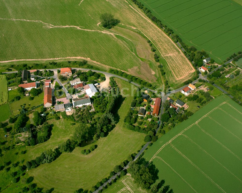 Kmehlen von oben - Dorfkern am Feldrand in Kmehlen im Bundesland Sachsen, Deutschland