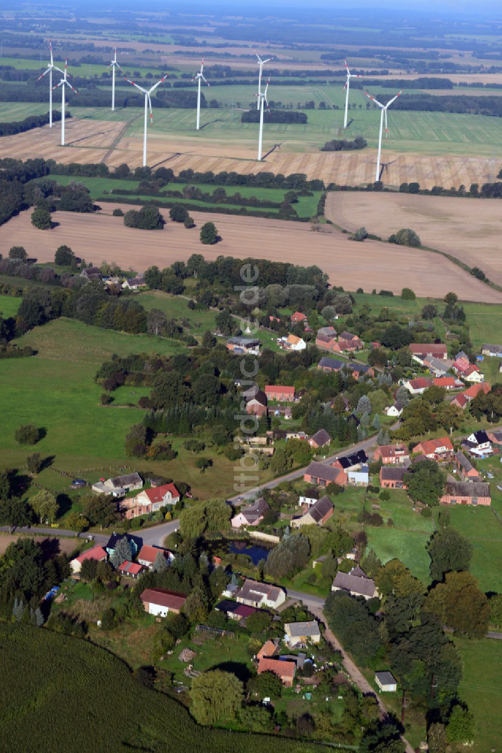 Luftaufnahme Kümmernitztal - Dorfkern am Feldrand in Kümmernitztal im Bundesland Brandenburg, Deutschland