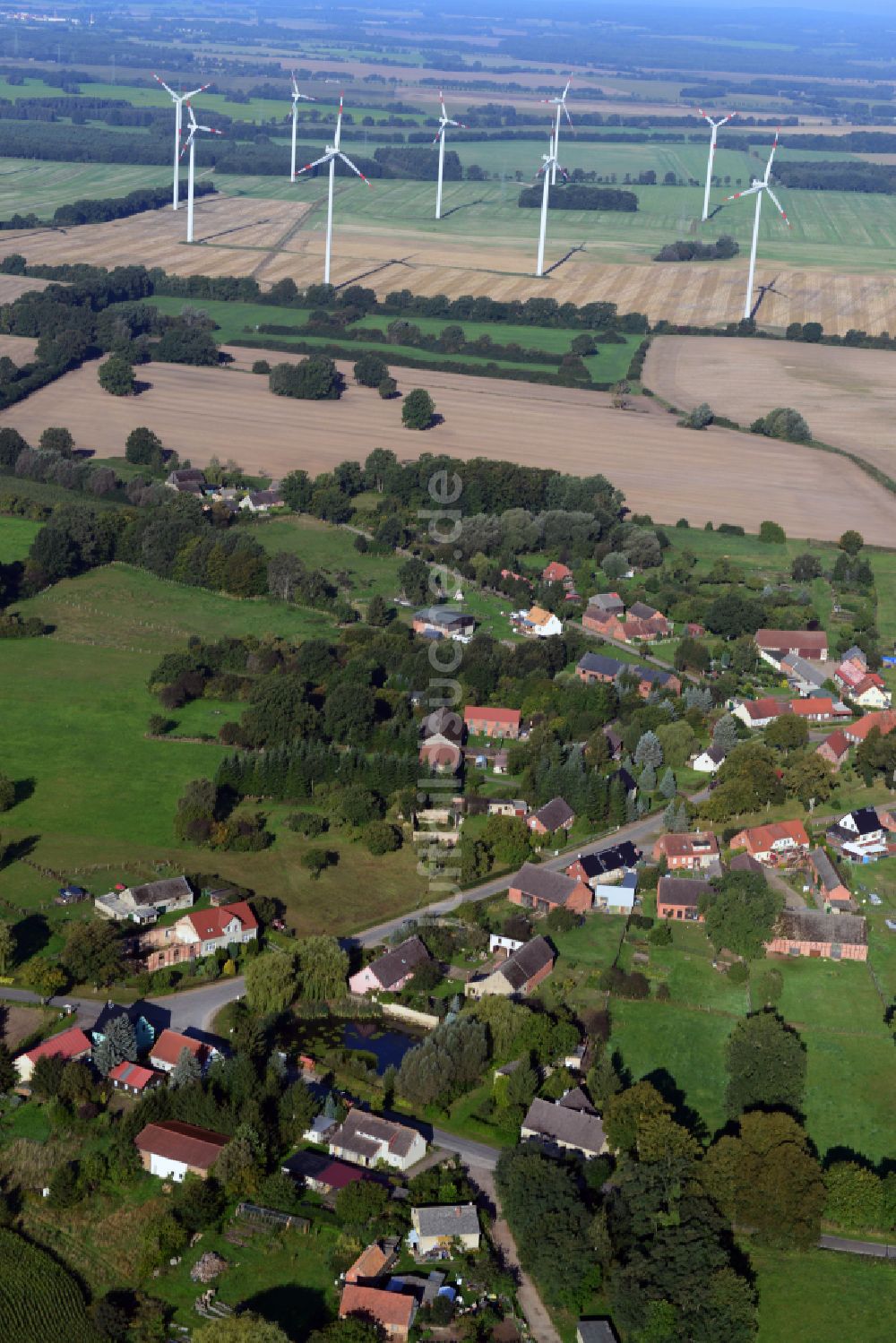 Kümmernitztal von oben - Dorfkern am Feldrand in Kümmernitztal im Bundesland Brandenburg, Deutschland