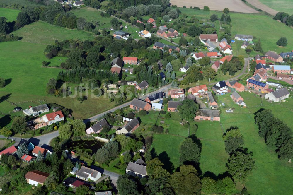 Kümmernitztal aus der Vogelperspektive: Dorfkern am Feldrand in Kümmernitztal im Bundesland Brandenburg, Deutschland