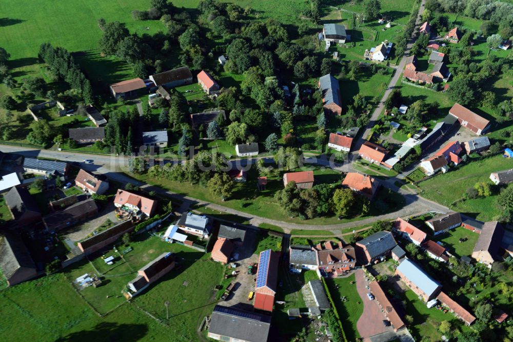 Luftaufnahme Kümmernitztal - Dorfkern am Feldrand in Kümmernitztal im Bundesland Brandenburg, Deutschland