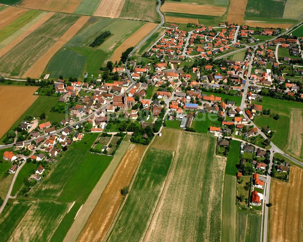 Königshofen a.d.Heide aus der Vogelperspektive: Dorfkern am Feldrand in Königshofen a.d.Heide im Bundesland Bayern, Deutschland