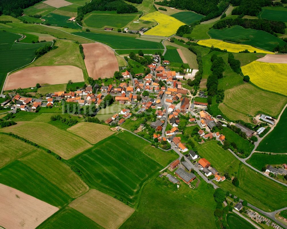 Luftbild Königswald - Dorfkern am Feldrand in Königswald im Bundesland Hessen, Deutschland