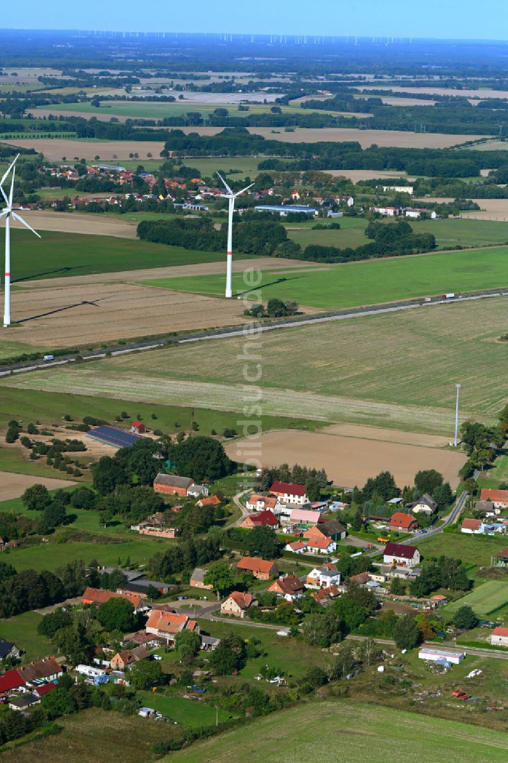 Könkendorf von oben - Dorfkern am Feldrand in Könkendorf im Bundesland Brandenburg, Deutschland