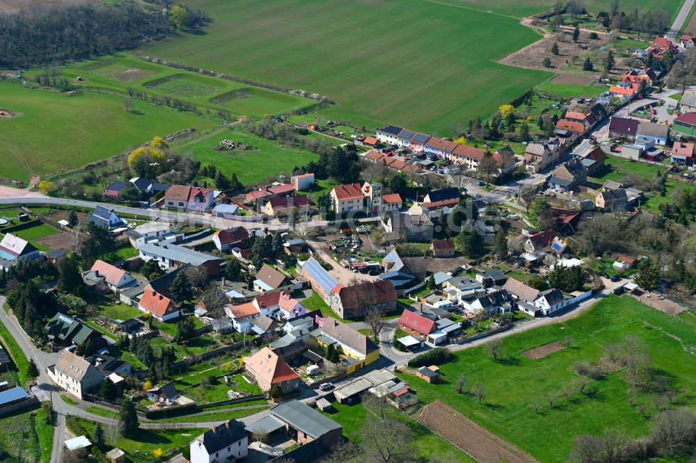 Könnern aus der Vogelperspektive: Dorfkern am Feldrand in Könnern im Bundesland Sachsen-Anhalt, Deutschland