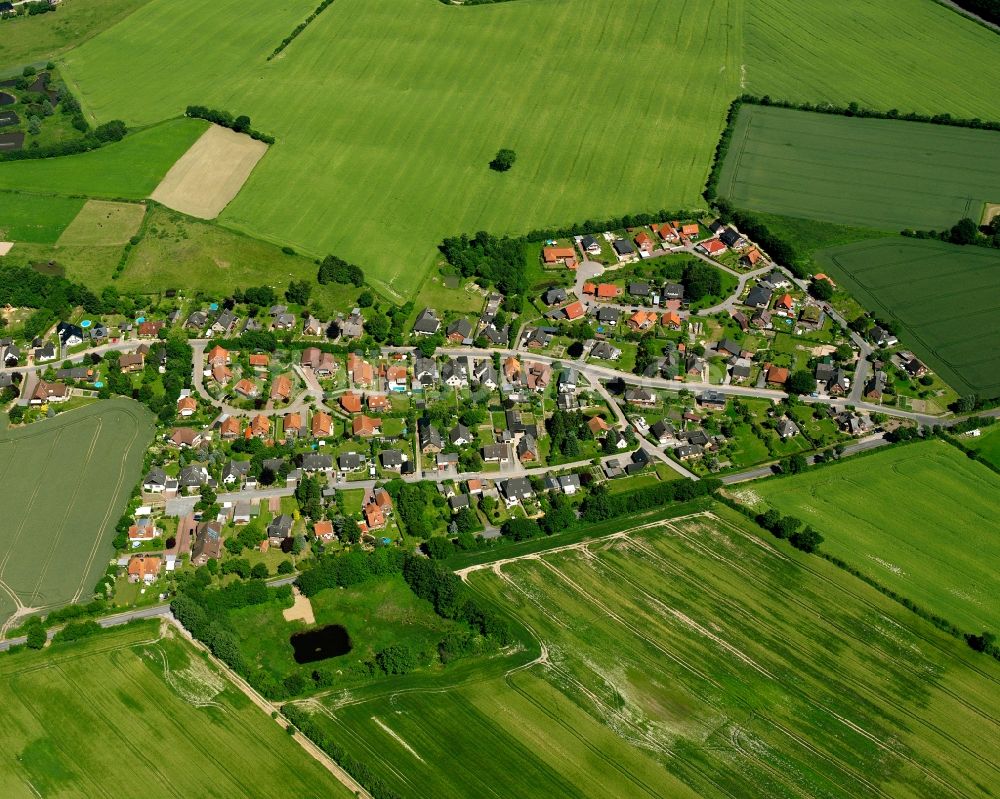 Luftaufnahme Koberg - Dorfkern am Feldrand in Koberg im Bundesland Schleswig-Holstein, Deutschland