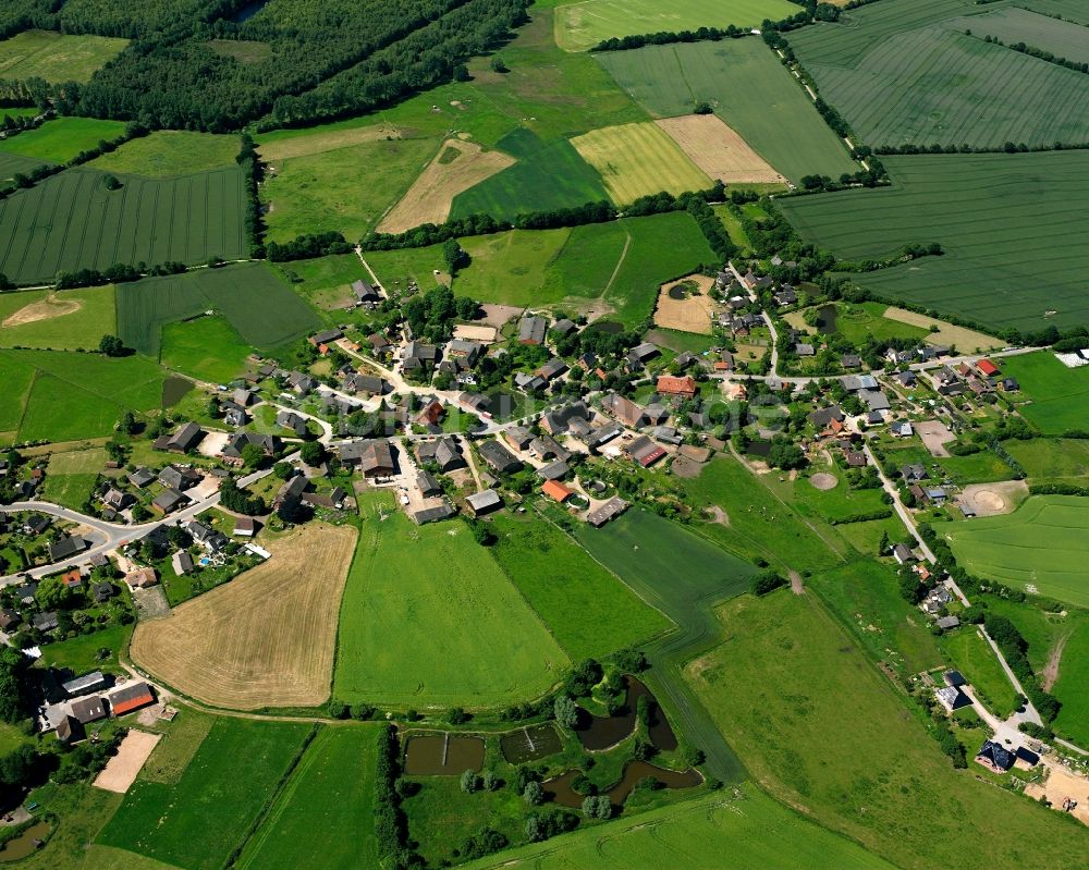 Koberg von oben - Dorfkern am Feldrand in Koberg im Bundesland Schleswig-Holstein, Deutschland