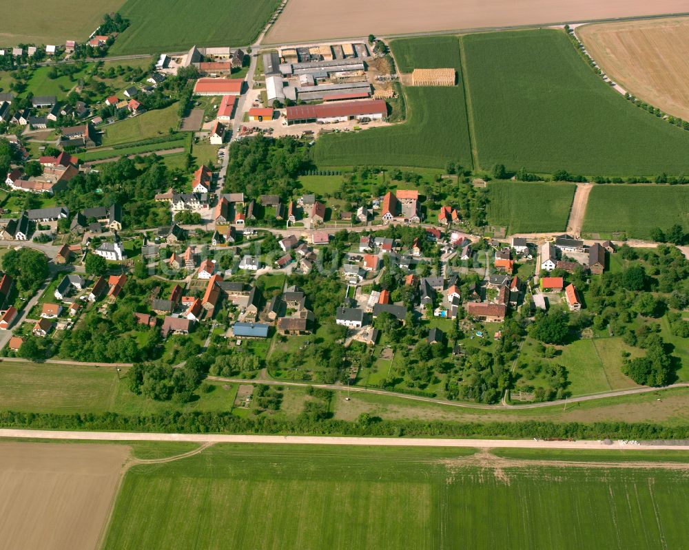 Korbußen aus der Vogelperspektive: Dorfkern am Feldrand in Korbußen im Bundesland Thüringen, Deutschland