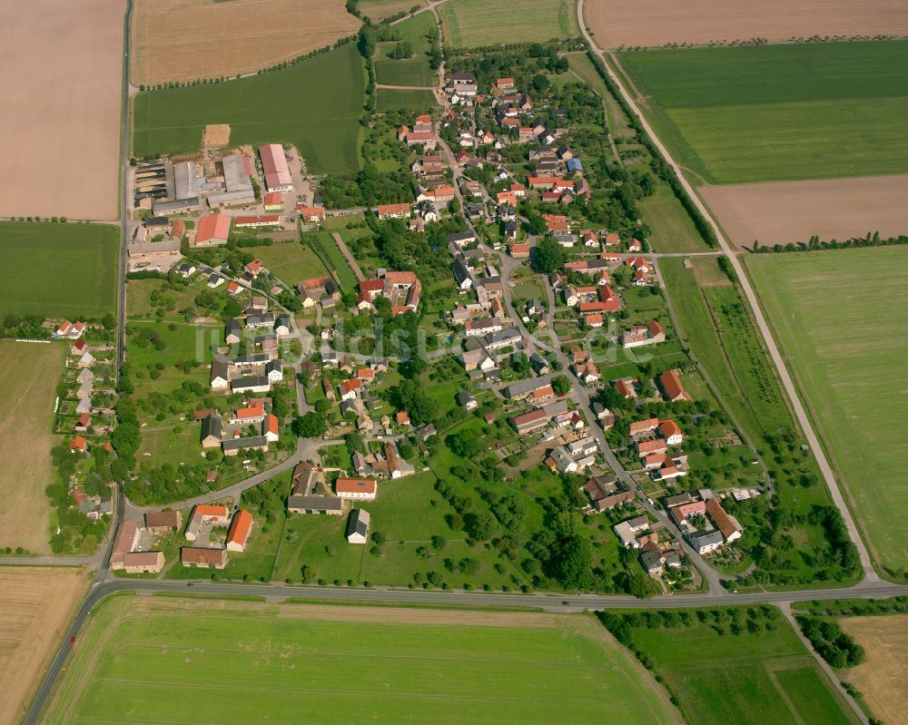 Korbußen von oben - Dorfkern am Feldrand in Korbußen im Bundesland Thüringen, Deutschland