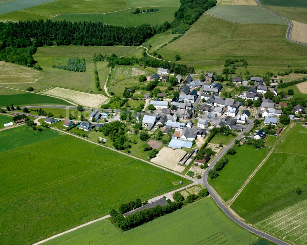 Korweiler von oben - Dorfkern am Feldrand in Korweiler im Bundesland Rheinland-Pfalz, Deutschland