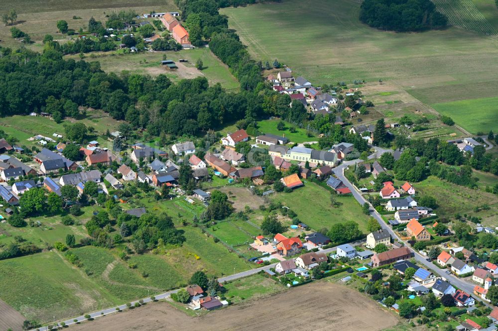 Luftaufnahme Koßwig - Dorfkern am Feldrand in Koßwig im Bundesland Brandenburg, Deutschland