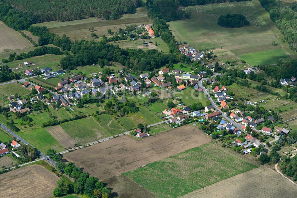 Koßwig aus der Vogelperspektive: Dorfkern am Feldrand in Koßwig im Bundesland Brandenburg, Deutschland