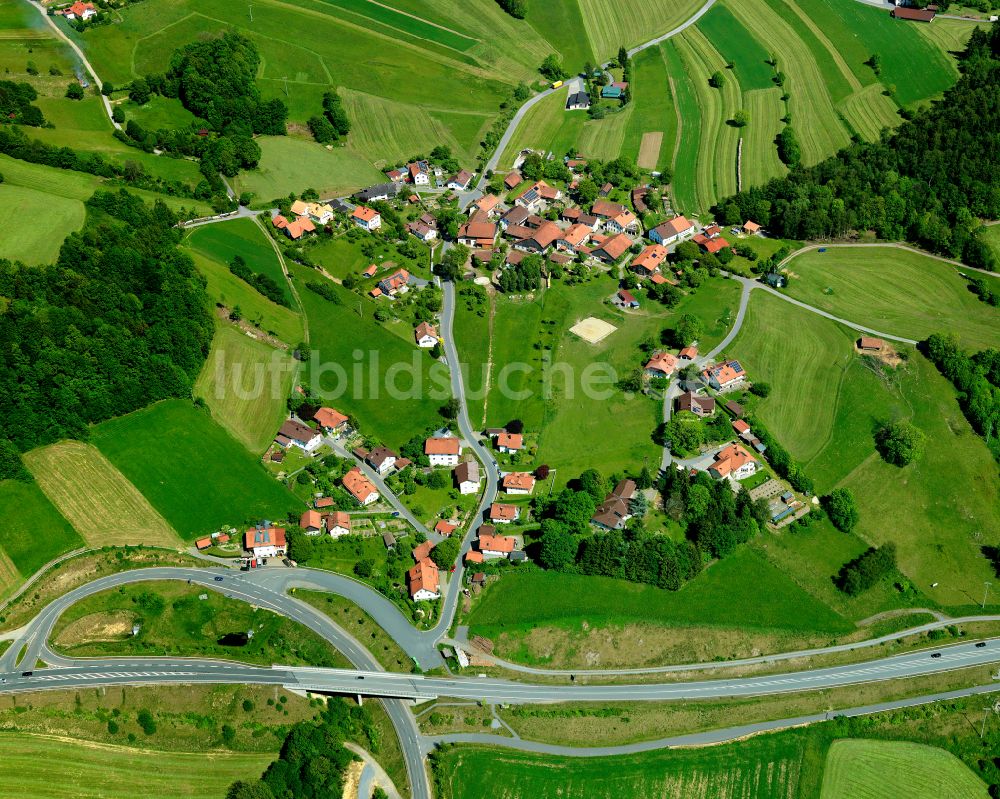 Luftaufnahme Köppenreut - Dorfkern am Feldrand in Köppenreut im Bundesland Bayern, Deutschland