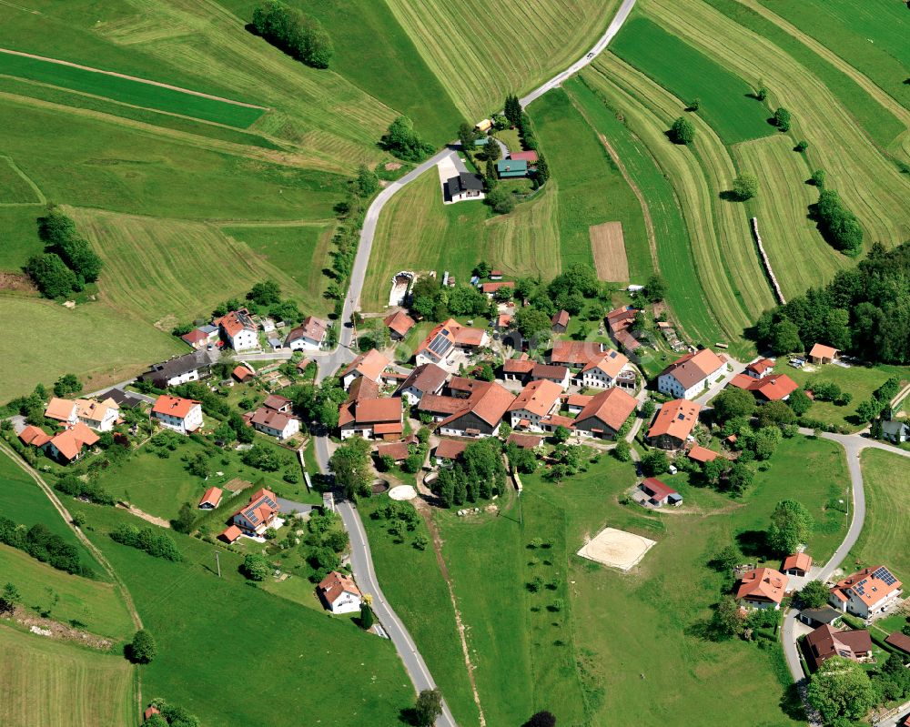 Köppenreut von oben - Dorfkern am Feldrand in Köppenreut im Bundesland Bayern, Deutschland