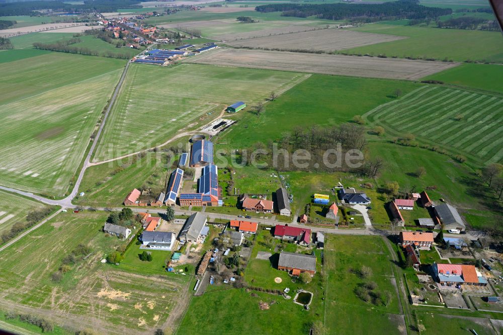 Kraatz aus der Vogelperspektive: Dorfkern am Feldrand in Kraatz im Bundesland Sachsen-Anhalt, Deutschland