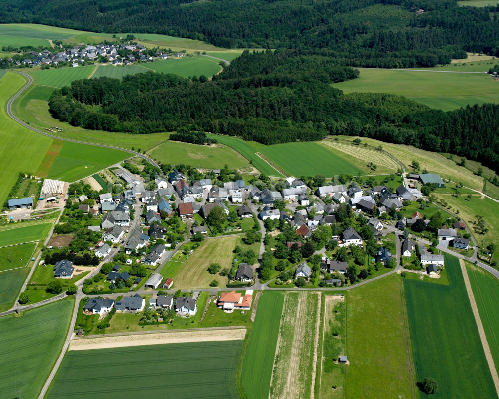 Krastel von oben - Dorfkern am Feldrand in Krastel im Bundesland Rheinland-Pfalz, Deutschland