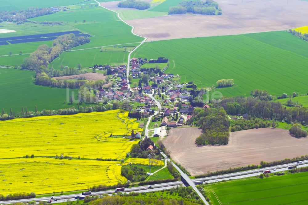 Kreckwitz aus der Vogelperspektive: Dorfkern am Feldrand in Kreckwitz im Bundesland Sachsen, Deutschland