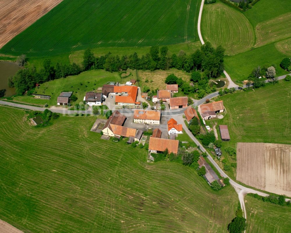 Kressenhof aus der Vogelperspektive: Dorfkern am Feldrand in Kressenhof im Bundesland Bayern, Deutschland