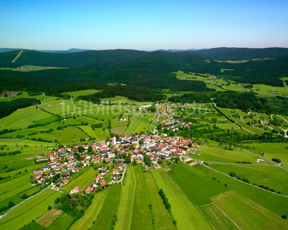 Kreuzberg aus der Vogelperspektive: Dorfkern am Feldrand in Kreuzberg im Bundesland Bayern, Deutschland