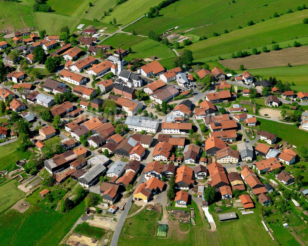 Kreuzberg von oben - Dorfkern am Feldrand in Kreuzberg im Bundesland Bayern, Deutschland