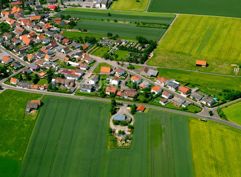 Kriegsfeld von oben - Dorfkern am Feldrand in Kriegsfeld im Bundesland Rheinland-Pfalz, Deutschland