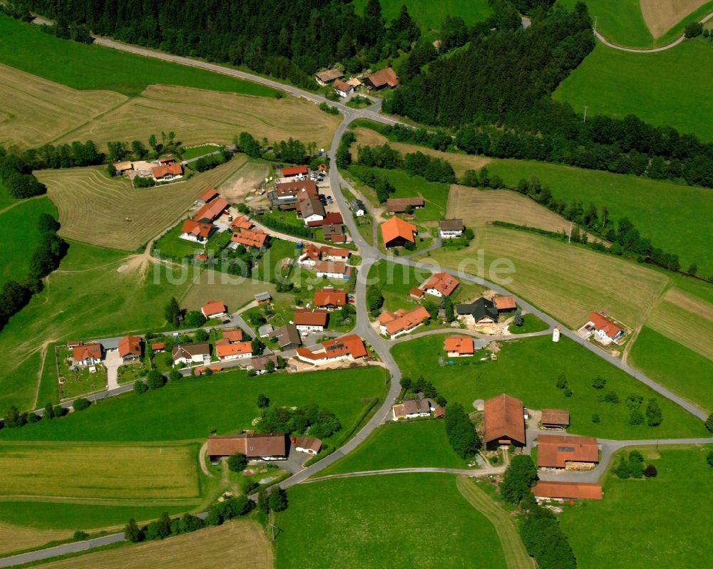 Kriseszell aus der Vogelperspektive: Dorfkern am Feldrand in Kriseszell im Bundesland Bayern, Deutschland