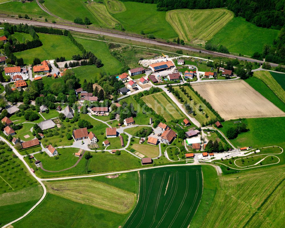 Kürnbach aus der Vogelperspektive: Dorfkern am Feldrand in Kürnbach im Bundesland Baden-Württemberg, Deutschland