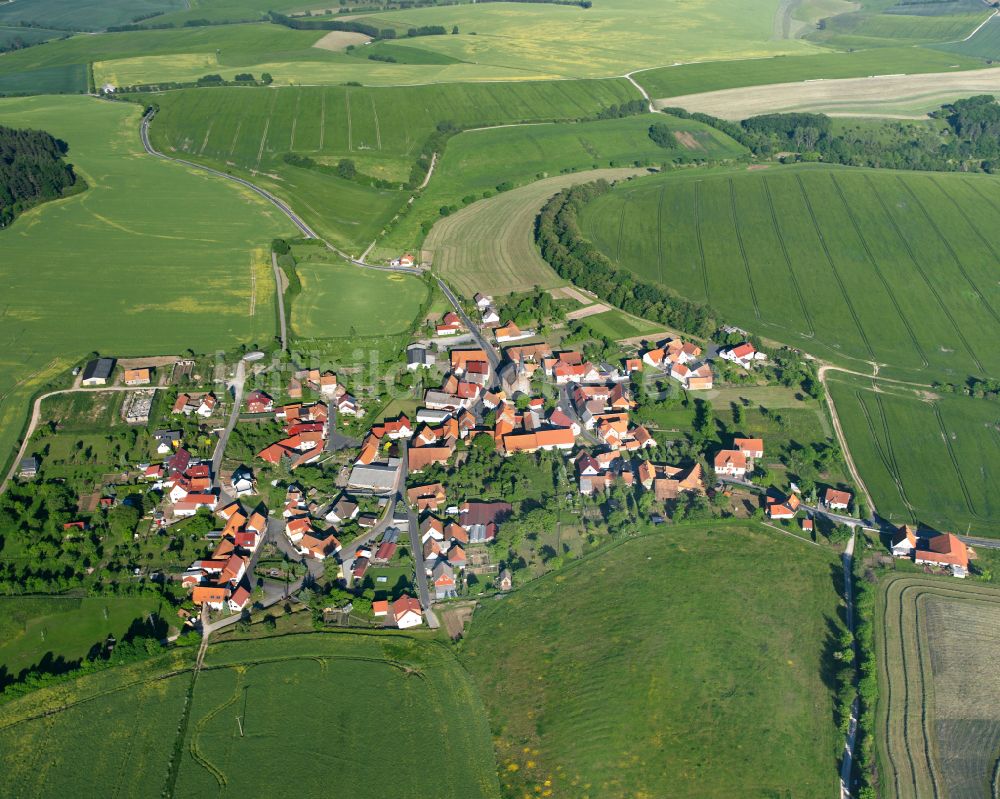 Luftaufnahme Krombach - Dorfkern am Feldrand in Krombach im Bundesland Thüringen, Deutschland