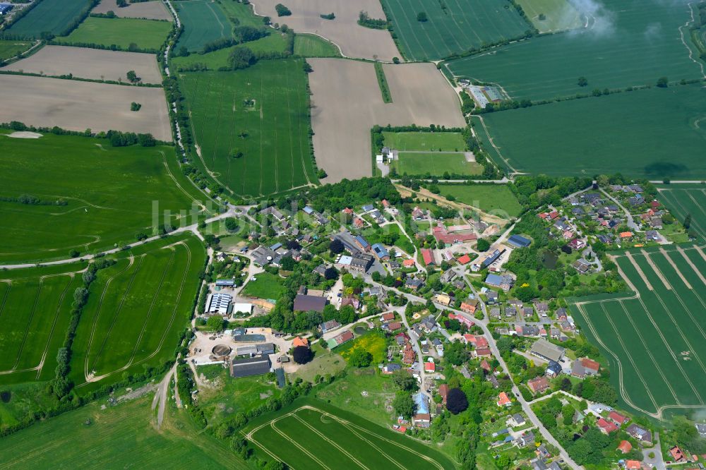 Luftbild Krummbek - Dorfkern am Feldrand in Krummbek im Bundesland Schleswig-Holstein, Deutschland