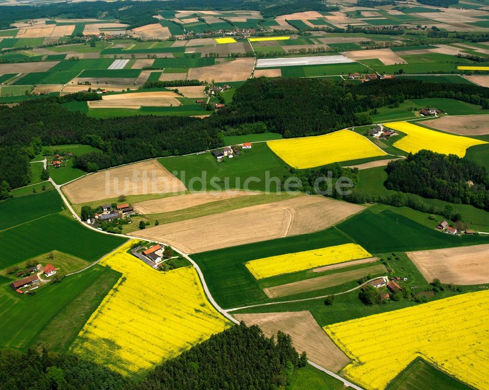 Luftbild Kuffing - Dorfkern am Feldrand in Kuffing im Bundesland Bayern, Deutschland