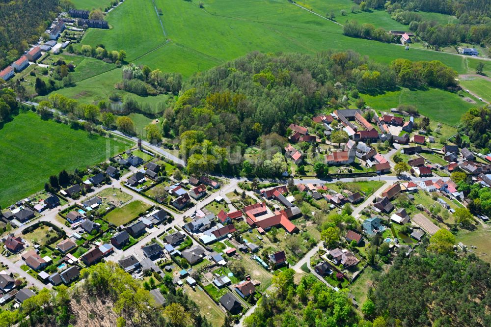 Luftaufnahme Kuhfelde - Dorfkern am Feldrand in Kuhfelde im Bundesland Sachsen-Anhalt, Deutschland