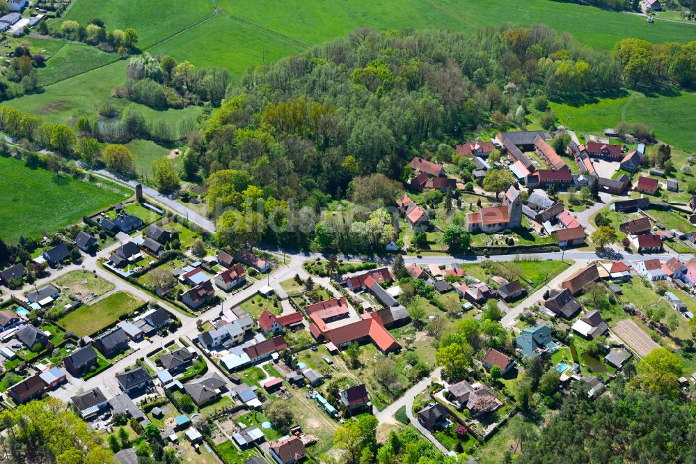 Kuhfelde aus der Vogelperspektive: Dorfkern am Feldrand in Kuhfelde im Bundesland Sachsen-Anhalt, Deutschland