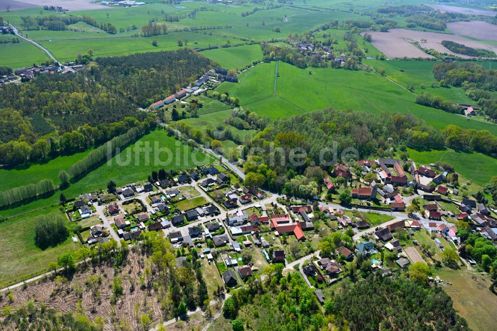 Luftbild Kuhfelde - Dorfkern am Feldrand in Kuhfelde im Bundesland Sachsen-Anhalt, Deutschland