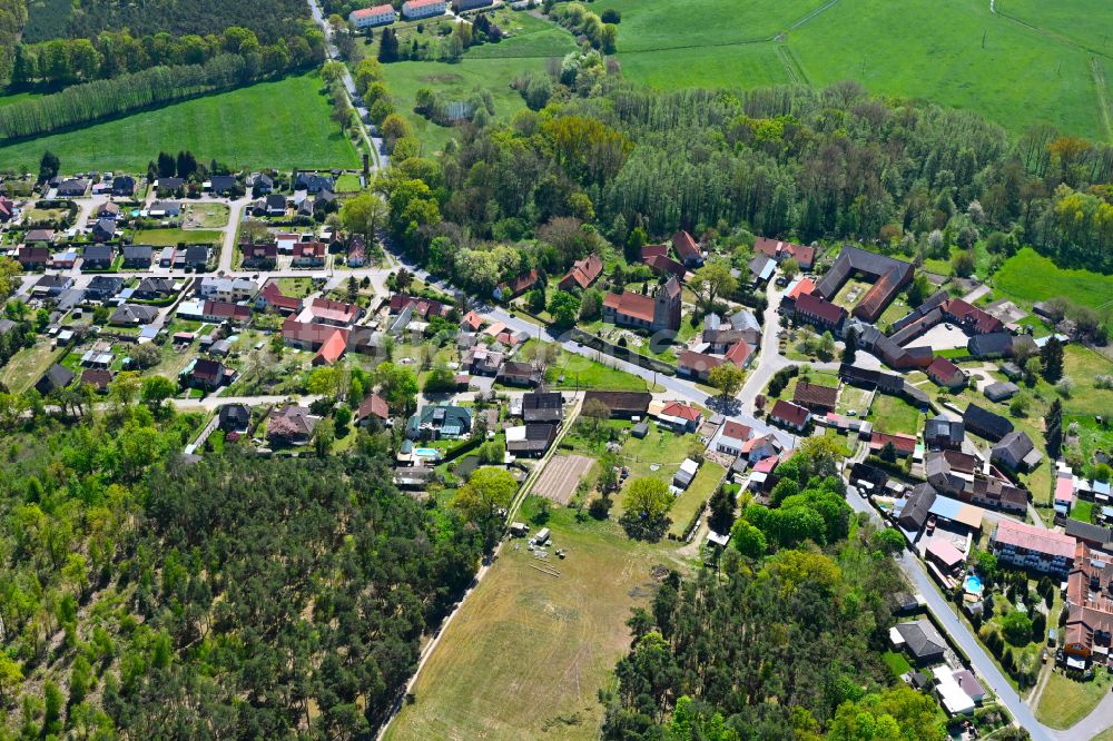 Kuhfelde von oben - Dorfkern am Feldrand in Kuhfelde im Bundesland Sachsen-Anhalt, Deutschland