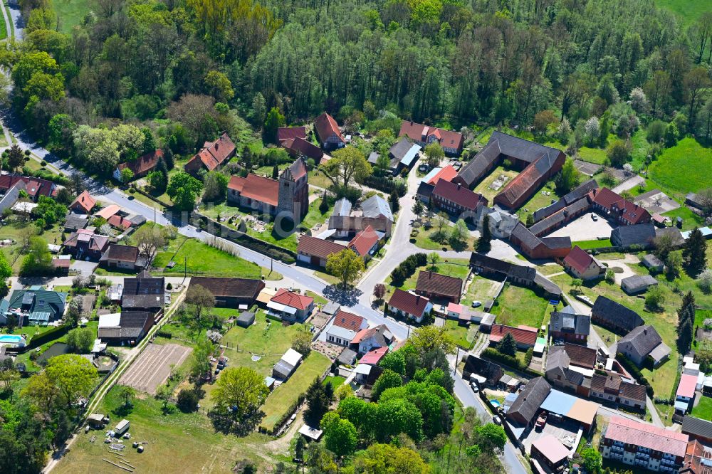 Kuhfelde aus der Vogelperspektive: Dorfkern am Feldrand in Kuhfelde im Bundesland Sachsen-Anhalt, Deutschland