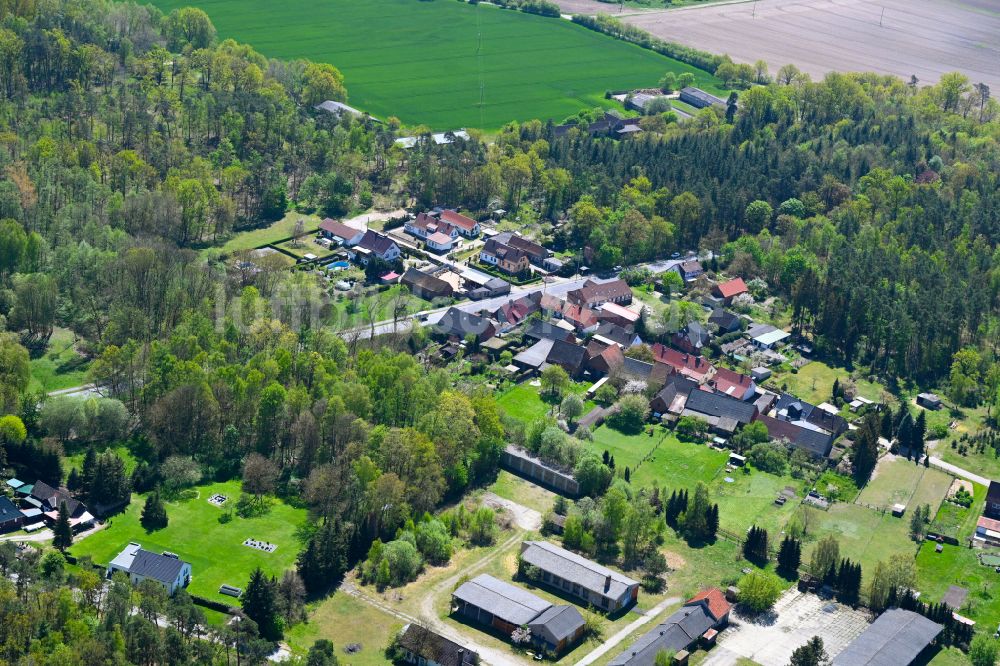 Luftbild Kuhfelde - Dorfkern am Feldrand in Kuhfelde im Bundesland Sachsen-Anhalt, Deutschland