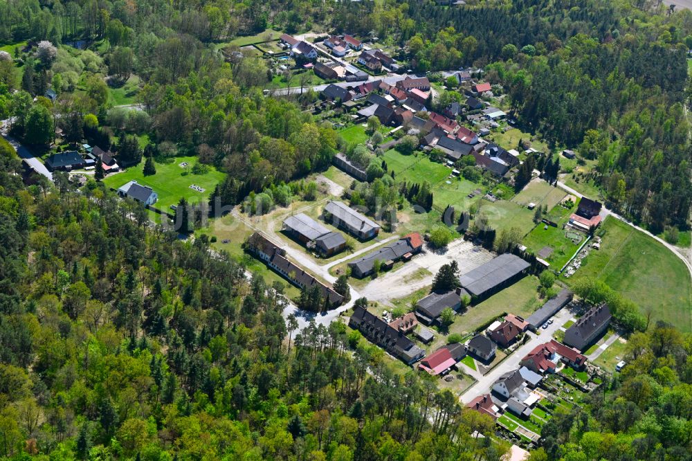 Kuhfelde aus der Vogelperspektive: Dorfkern am Feldrand in Kuhfelde im Bundesland Sachsen-Anhalt, Deutschland