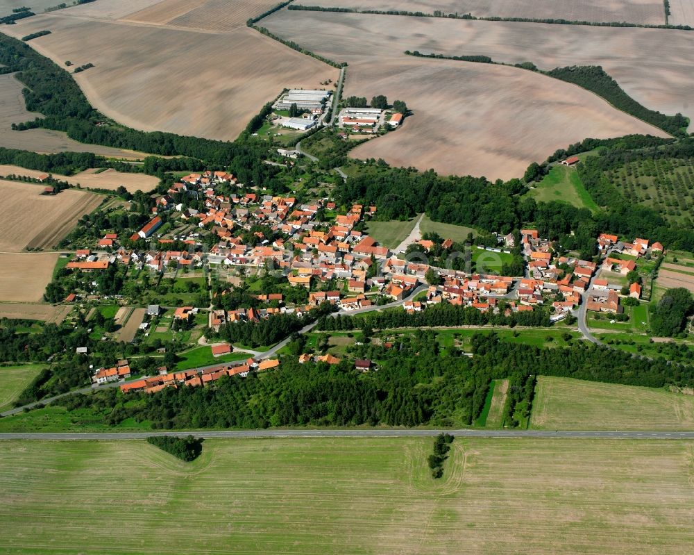 Kutzleben aus der Vogelperspektive: Dorfkern am Feldrand in Kutzleben im Bundesland Thüringen, Deutschland