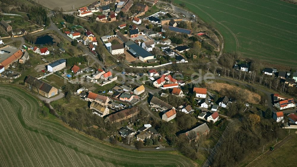 Kyhna von oben - Dorfkern am Feldrand in Kyhna im Bundesland Sachsen, Deutschland