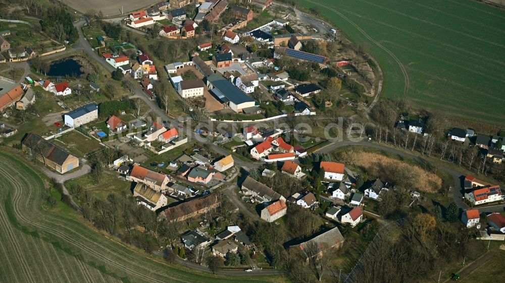 Kyhna aus der Vogelperspektive: Dorfkern am Feldrand in Kyhna im Bundesland Sachsen, Deutschland