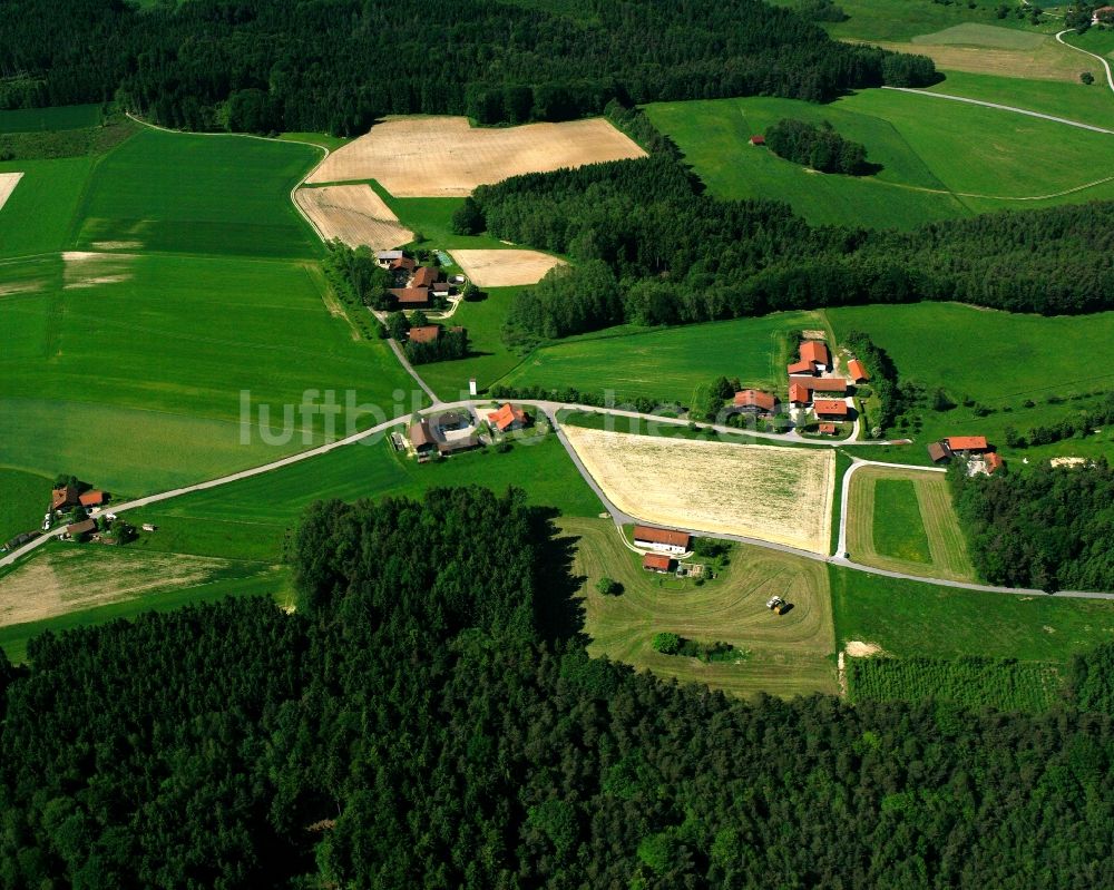 Labüchl aus der Vogelperspektive: Dorfkern am Feldrand in Labüchl im Bundesland Bayern, Deutschland