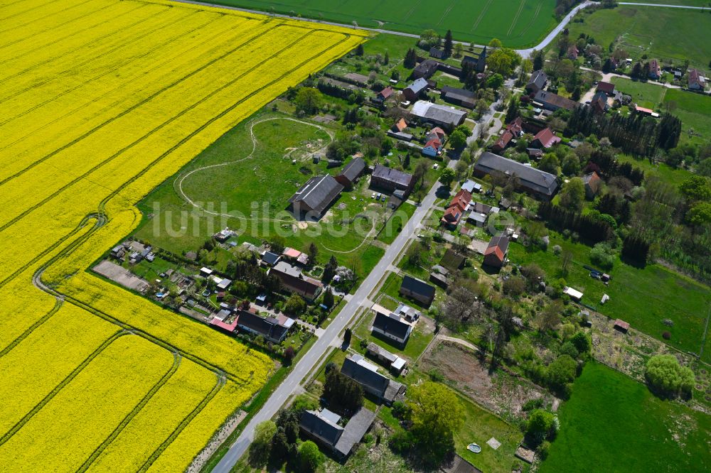 Ladekath von oben - Dorfkern am Feldrand in Ladekath im Bundesland Sachsen-Anhalt, Deutschland