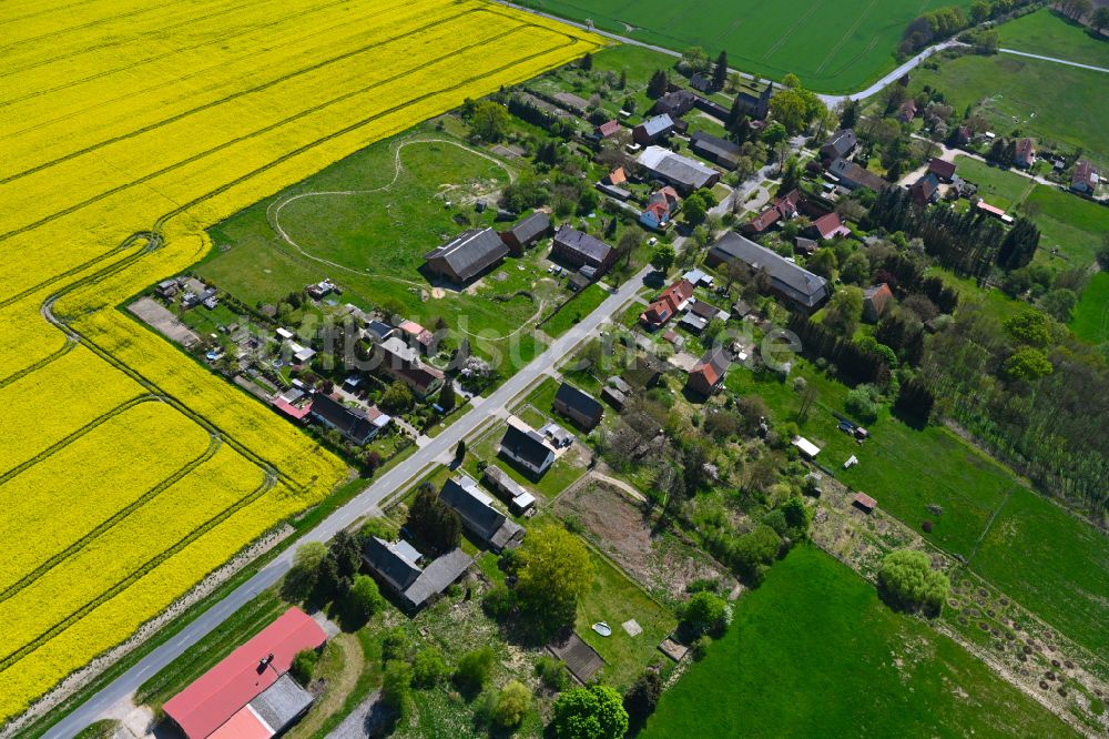 Ladekath aus der Vogelperspektive: Dorfkern am Feldrand in Ladekath im Bundesland Sachsen-Anhalt, Deutschland