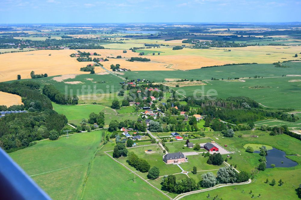 Luftaufnahme Lalendorf - Dorfkern am Feldrand in Lalendorf im Bundesland Mecklenburg-Vorpommern, Deutschland