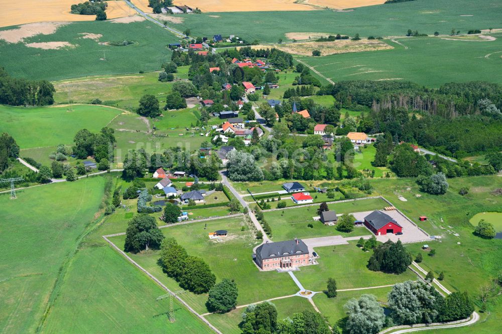 Lalendorf von oben - Dorfkern am Feldrand in Lalendorf im Bundesland Mecklenburg-Vorpommern, Deutschland