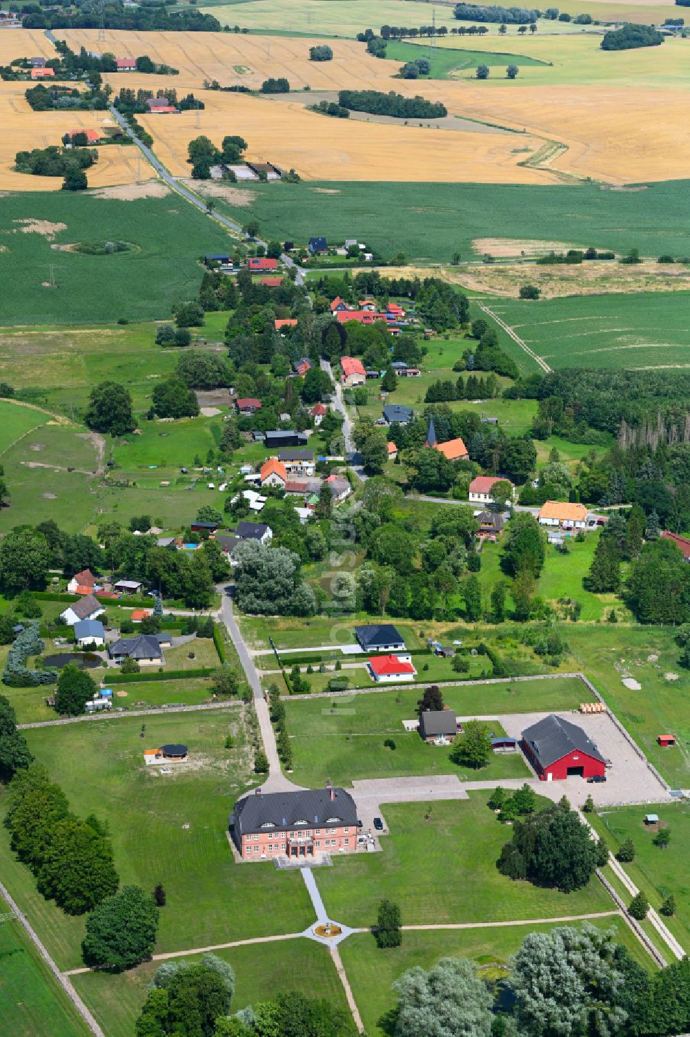 Lalendorf aus der Vogelperspektive: Dorfkern am Feldrand in Lalendorf im Bundesland Mecklenburg-Vorpommern, Deutschland