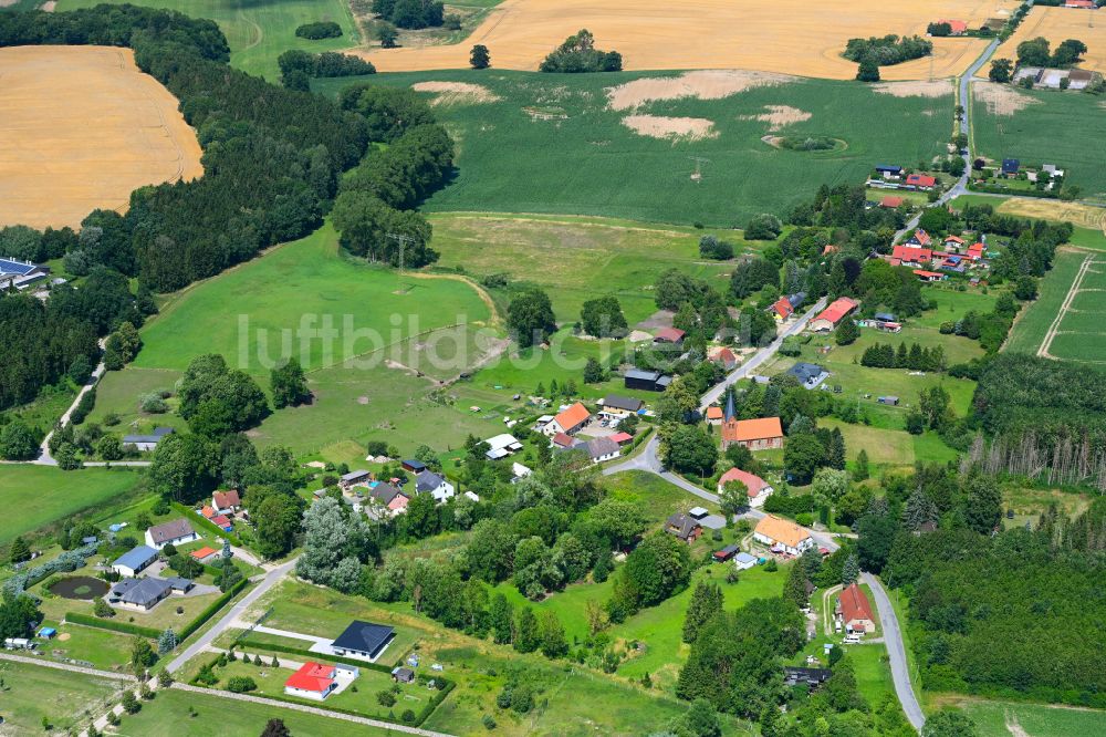 Luftbild Lalendorf - Dorfkern am Feldrand in Lalendorf im Bundesland Mecklenburg-Vorpommern, Deutschland